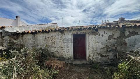 Moradia Térrea com 6 divisões e Quintal para remodelar