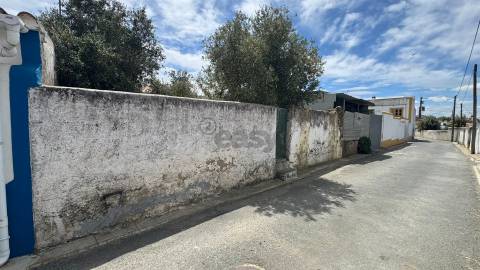Moradia Térrea com 6 divisões e Quintal para remodelar