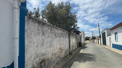 Moradia Térrea com 6 divisões e Quintal para remodelar