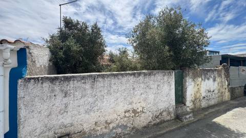 Moradia Térrea com 6 divisões e Quintal para remodelar
