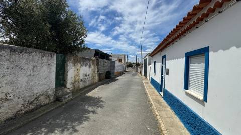 Moradia Térrea com 6 divisões e Quintal para remodelar