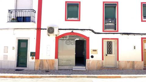 Espaço Comercial/Serviços com Elevado Potencial na Entrada de Borba