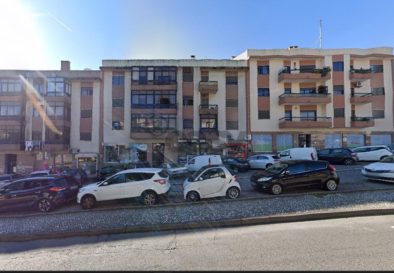 Loja 30m² com excelente localização na Ramada, Odivelas