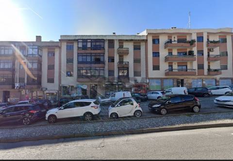 Loja 30m² com excelente localização na Ramada, Odivelas