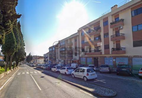 Loja 30m² com excelente localização na Ramada, Odivelas