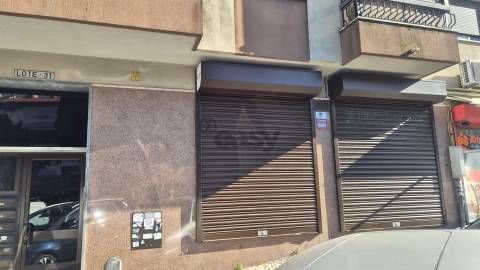 Loja 30m² com excelente localização na Ramada, Odivelas