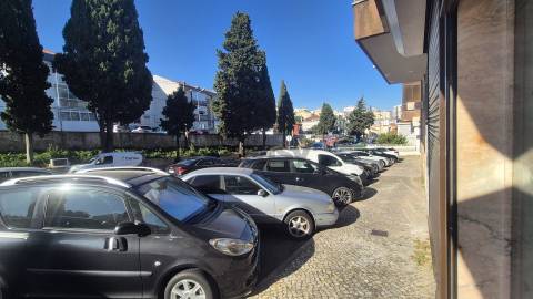 Loja 30m² com excelente localização na Ramada, Odivelas