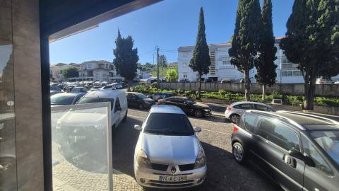 Loja 30m² com excelente localização na Ramada, Odivelas