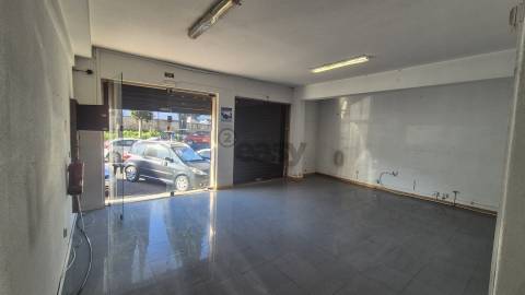 Loja 30m² com excelente localização na Ramada, Odivelas