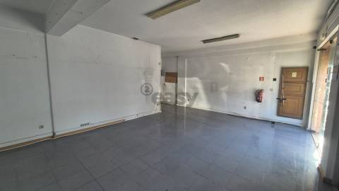 Loja 30m² com excelente localização na Ramada, Odivelas