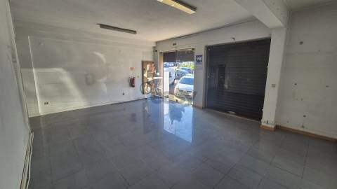 Loja 30m² com excelente localização na Ramada, Odivelas