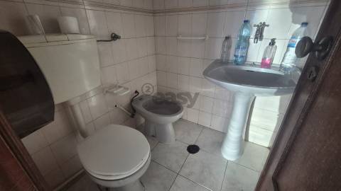 Loja 30m² com excelente localização na Ramada, Odivelas