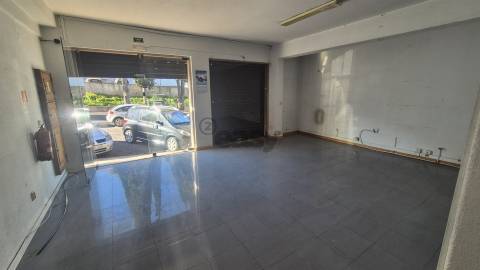 Loja 30m² com excelente localização na Ramada, Odivelas