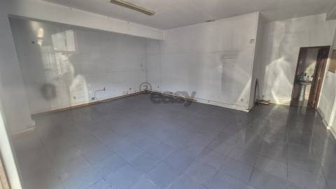 Loja 30m² com excelente localização na Ramada, Odivelas