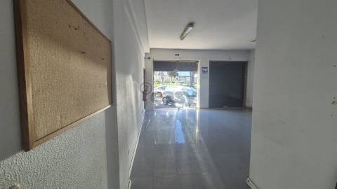 Loja 30m² com excelente localização na Ramada, Odivelas