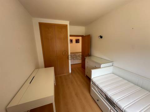 Apartamento T2 Mobiliado e Equipado com parqueamento na Alta de Lisboa