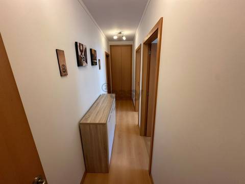 Apartamento T2 Mobiliado e Equipado com parqueamento na Alta de Lisboa