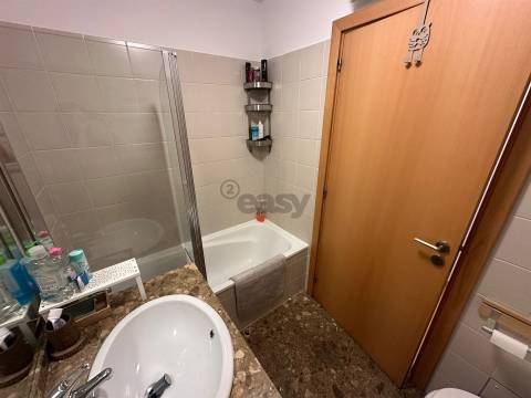 Apartamento T2 Mobiliado e Equipado com parqueamento na Alta de Lisboa