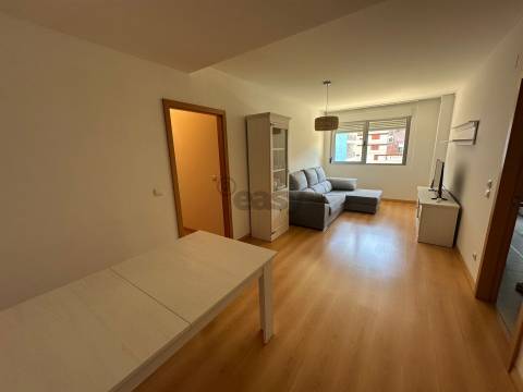 Apartamento T2 Mobiliado e Equipado com parqueamento na Alta de Lisboa