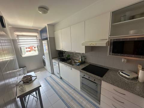 Apartamento T2 Mobiliado e Equipado com parqueamento na Alta de Lisboa