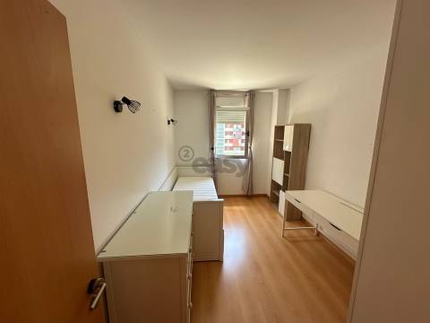 Apartamento T2 Mobiliado e Equipado com parqueamento na Alta de Lisboa