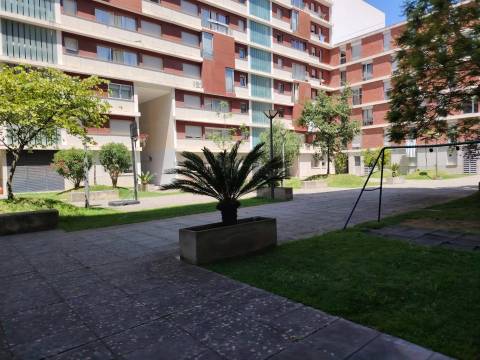 Apartamento T2 Mobiliado e Equipado com parqueamento na Alta de Lisboa