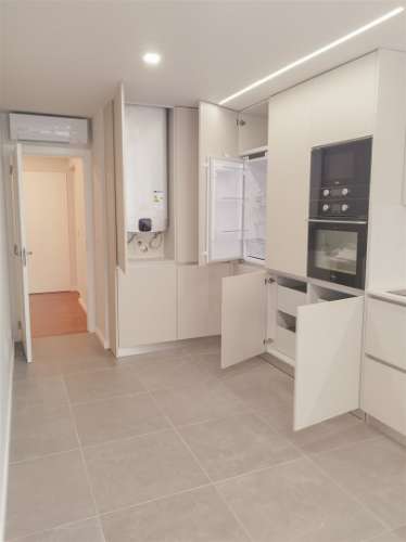 T3 com excelentes áreas com acabamentos de excelência em Nova Carnaxide