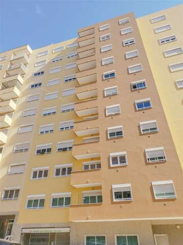T3 com excelentes áreas com acabamentos de excelência em Nova Carnaxide