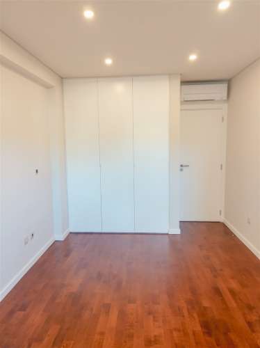 T3 com excelentes áreas com acabamentos de excelência em Nova Carnaxide