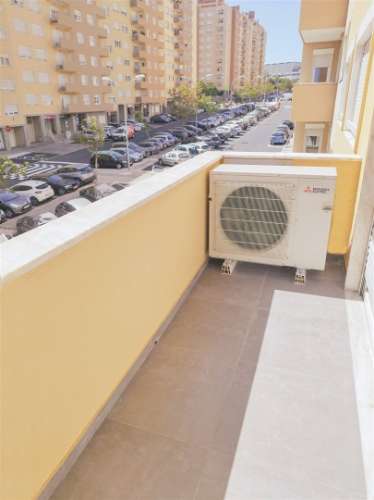 T3 com excelentes áreas com acabamentos de excelência em Nova Carnaxide
