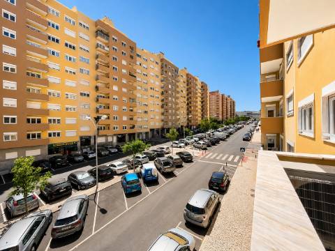 T3 com excelentes áreas com acabamentos de excelência em Nova Carnaxide