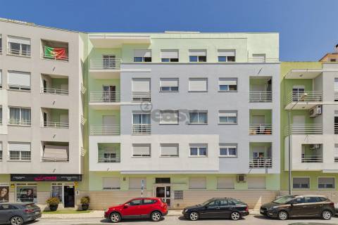 Apartamento T3 renovado, rés chão alto