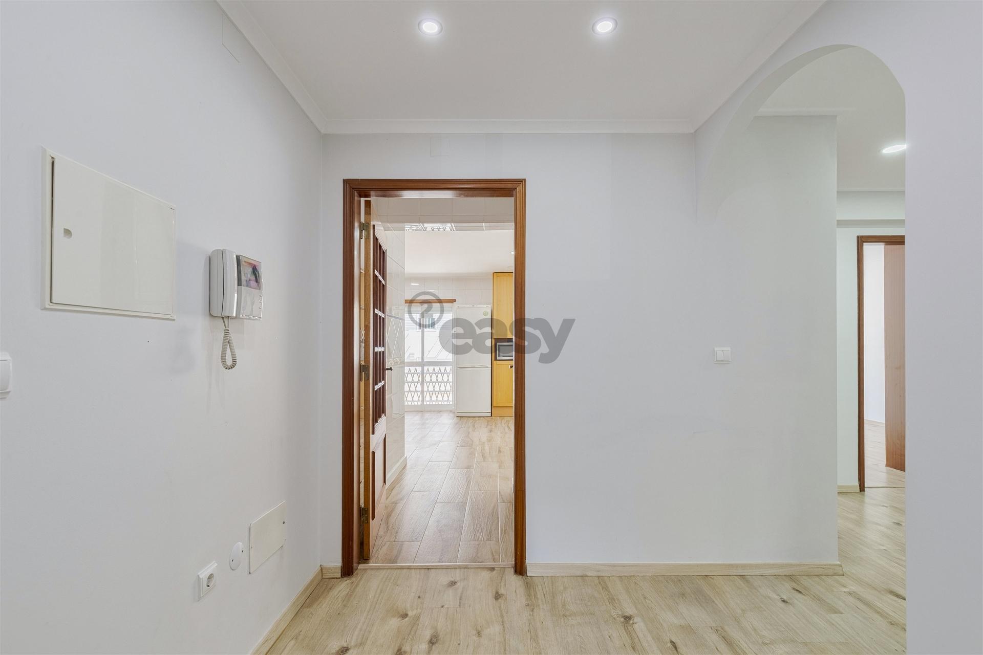 Apartamento T3 renovado, rés chão alto