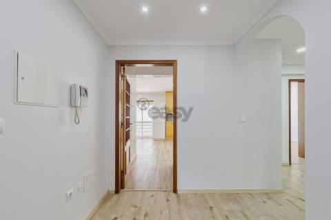 Apartamento T3 renovado, rés chão alto