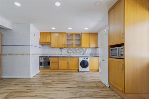 Apartamento T3 renovado, rés chão alto