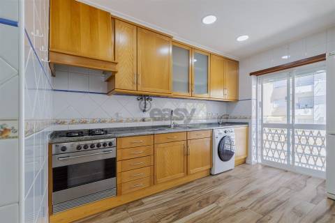 Apartamento T3 renovado, rés chão alto