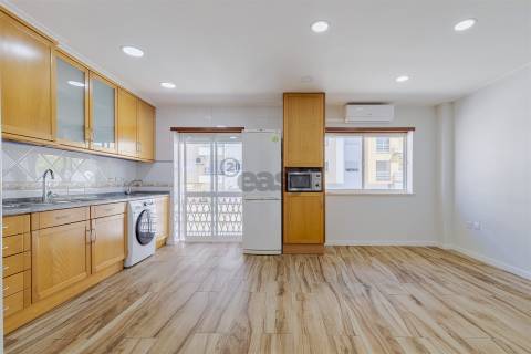Apartamento T3 renovado, rés chão alto