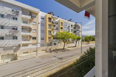 Apartamento T3 renovado, rés chão alto