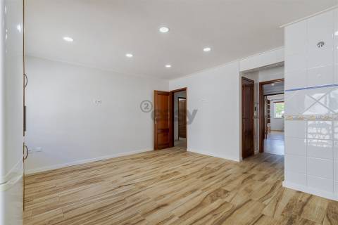 Apartamento T3 renovado, rés chão alto