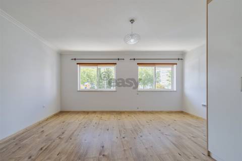 Apartamento T3 renovado, rés chão alto