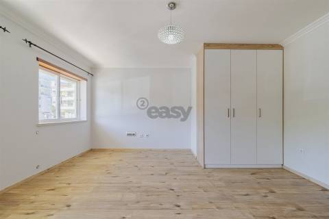 Apartamento T3 renovado, rés chão alto