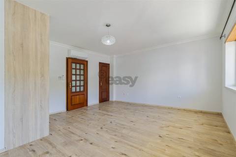 Apartamento T3 renovado, rés chão alto