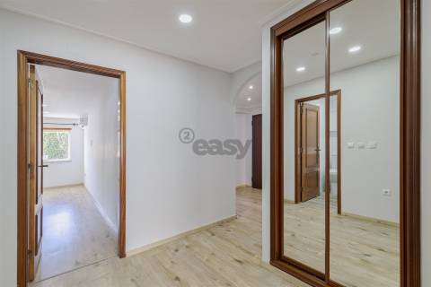 Apartamento T3 renovado, rés chão alto