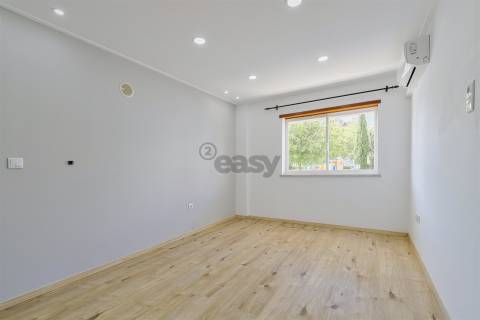 Apartamento T3 renovado, rés chão alto