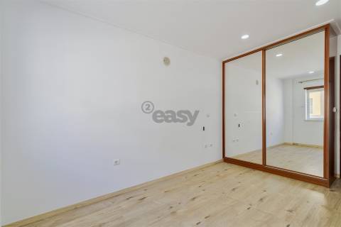 Apartamento T3 renovado, rés chão alto