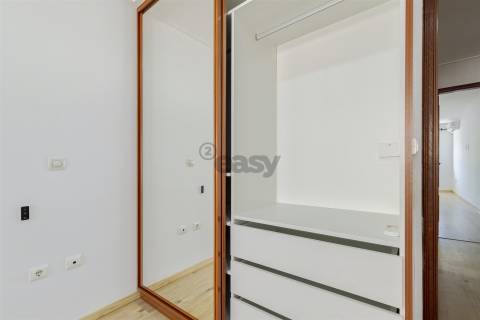 Apartamento T3 renovado, rés chão alto