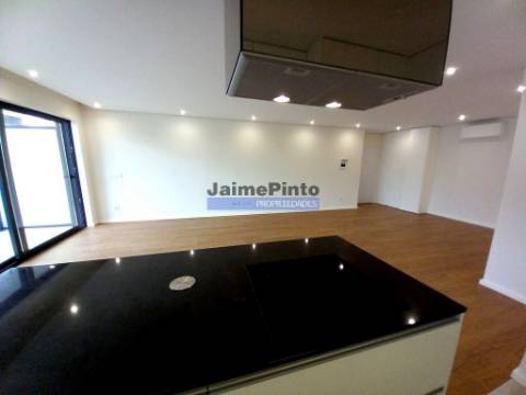 Apartamento T4 em construção, moderno. Portugal, Porto.