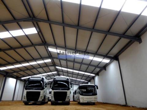 Armazém Industrial 4.500m2 com Logradouro 5.500m2. Leiria.