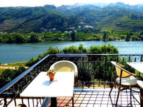 Moradia estilo antigo, V4, vista rio Douro. Portugal, Peso da Régua, Douro.