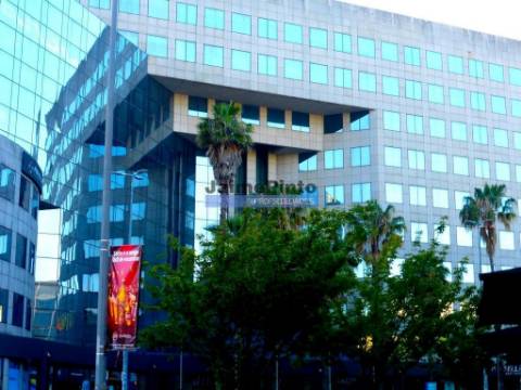 Arrenda-se Escritório/Loja, Porto, Cedofeita, próximo Rot. Boavista. Portugal, Porto.